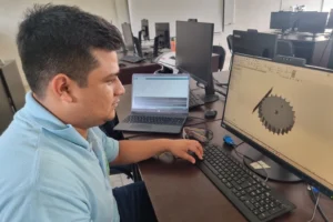 Estudiantes de Energías Renovables diseñan y fabrican piezas con impresora 3D energias01