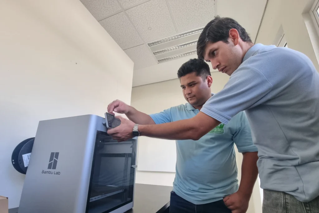 Estudiantes de Energías Renovables diseñan y fabrican piezas con impresora 3D energias03