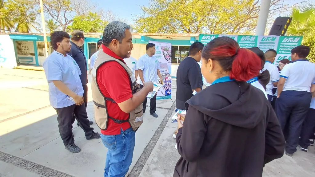 utem participa en la feria profesiográfica del cetmar manzanillo 2