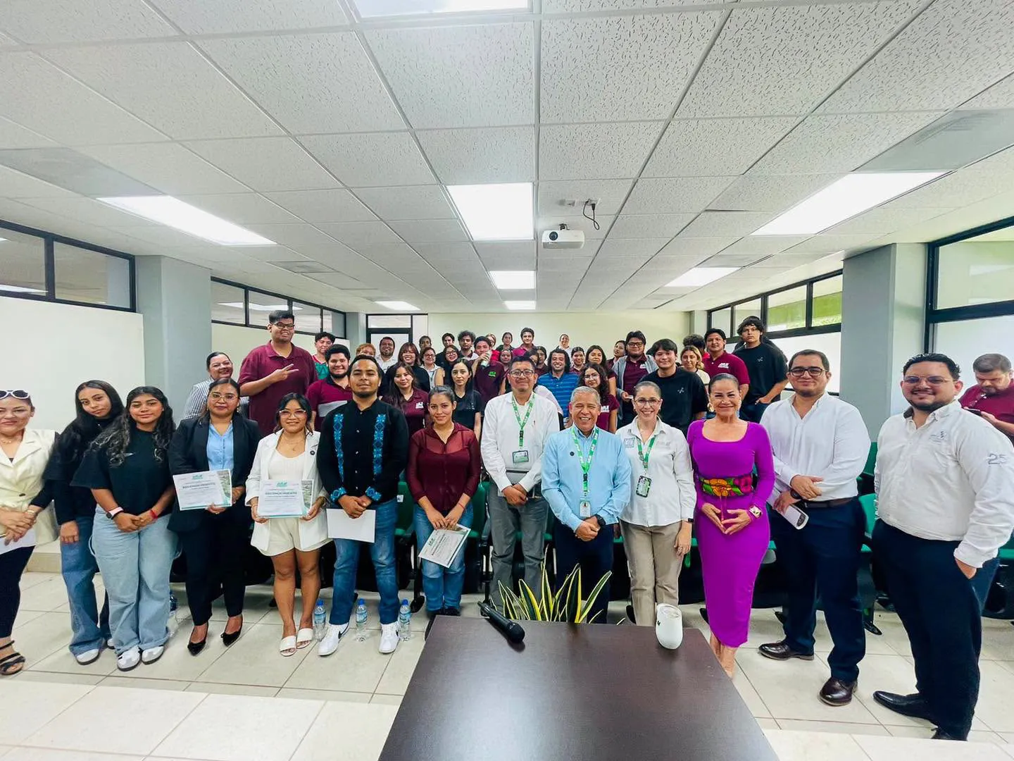 egresadas y egresados de ingeniería en química comparten su experiencia profesional con estudiantes de la utem