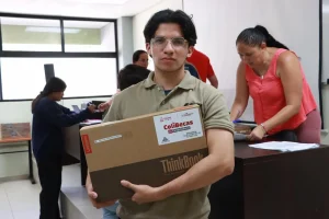Estudiantes de la UTeM reciben equipos del programa ColiBeca Computadoras estudiantes de la utem reciben equipos del programa colibeca computadoras 1