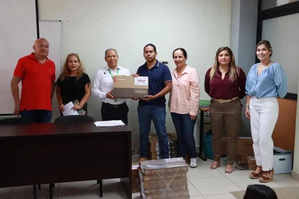 Estudiantes de la UTeM reciben equipos del programa ColiBeca Computadoras estudiantes de la utem reciben equipos del programa colibeca computadoras 3