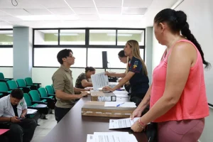 Estudiantes de la UTeM reciben equipos del programa ColiBeca Computadoras estudiantes de la utem reciben equipos del programa colibeca computadoras 4