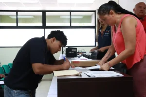 Estudiantes de la UTeM reciben equipos del programa ColiBeca Computadoras estudiantes de la utem reciben equipos del programa colibeca computadoras 5